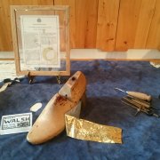 WALSH(ウォルシュ) イングランド北西部グレーター・マンチェスターにあるボルトン街区で操業を続けるメイド・イン・イングランドの希少なシューズブランドです。 創業者であるNorman Walshは1945年１４歳で学校を離れ父の後を追いシューズビジネスを目指します。 イギリス北部のボルトンにあるフォスターブロスフットウェアにて技術を磨き顧客であるプロアスリート専属のクラフトマンとして活躍。 1948年にはイギリスのオリンピックチームの靴を製造したことで彼の名前は世界中のトップアスリートに知られるようになりました。 その後、1961年にNorman Walsh Footwear を設立。 世界最高峰に挑戦する英国エベレスト登頂隊のシューズ製作やトレイルランニング界でも高い評価を得ています。 カジュアルコレクションは、世界各国の経緯あるブティックで取り扱われており現在も英国内で熟練した職人によって製造している数少ないブランドです。