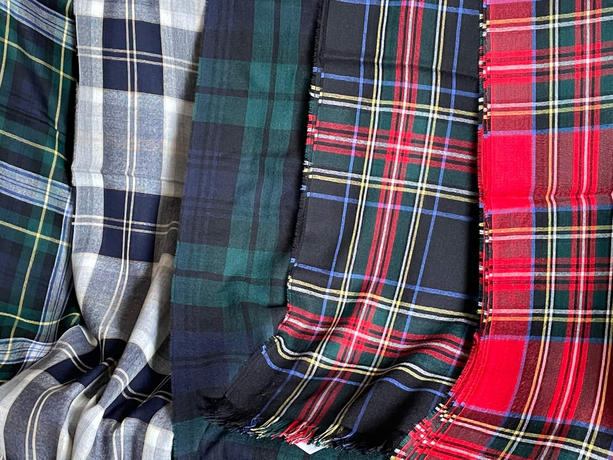 オールシーズン使える高品質のストール JOHNSTONS OF ELGIN Merino wool Stall