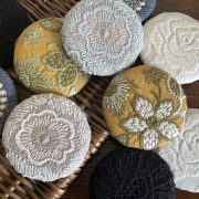 Castle Combe garden Embroidery brooch 着こなしのアクセントにおすすめ刺繡ブローチ