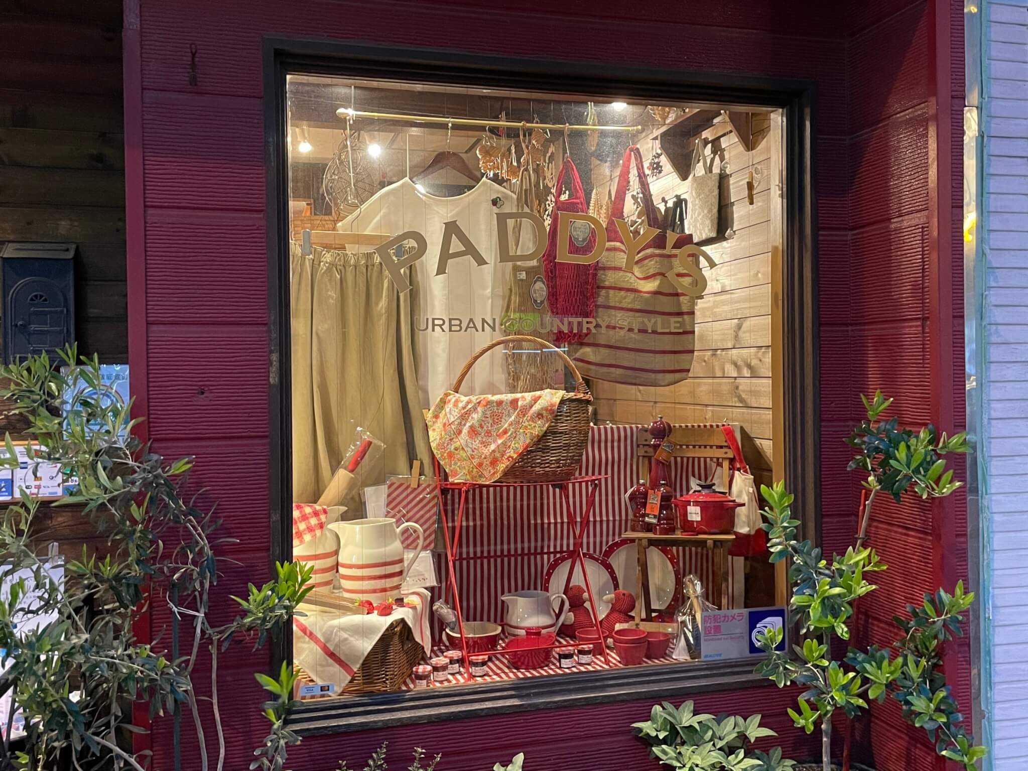 The window display ウィンドウディスプレイが変わりました