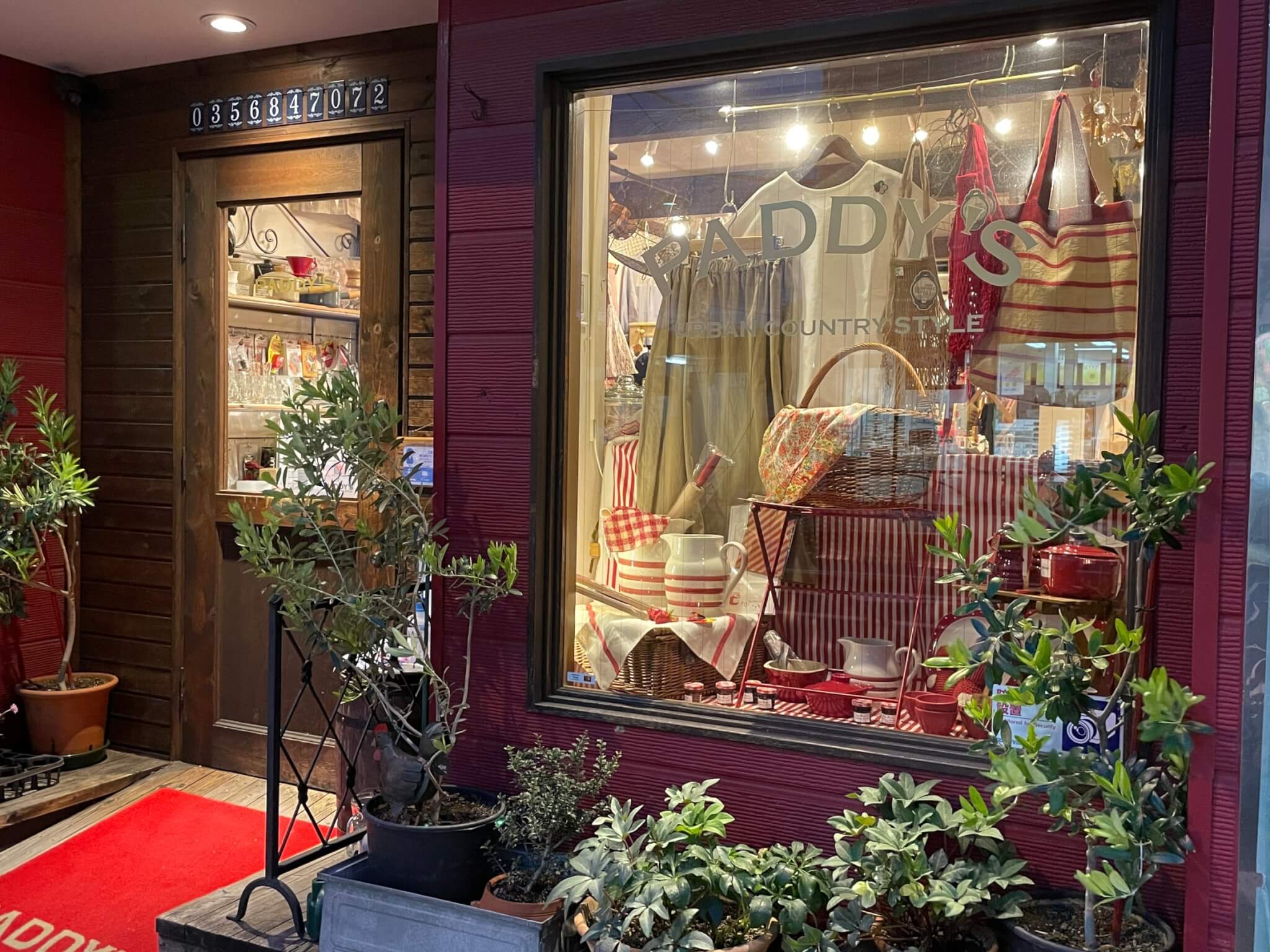 The window display ウィンドウディスプレイが変わりました