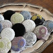 CASTLE COMBE GARDEN EMBROIDERY BROOCH 着こなしのアクセントにおすすめ刺繡ブローチ