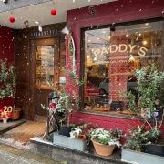 初売りの日に初雪