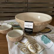 お菓子やパン生地、お料理の材料を練ったりサラダを和えたりと混ぜる作業の際も、安定する適度な重さがあり、側面に施された模様がグリップとして機能します。 古い時代のイギリス映画のキッチンでもよく見かけるミキシングボウルは、絵になるキッチンツールだと思います。 容量2.7L：26×26×12cm ￥5500＋税 MASON CASH ケーンミキシングボウル　食器用洗浄機・電子レンジ（温めのみ）対応 Made in Portugal MASON CASH(メイソンキャッシュ) 100年以上の時代を超えて愛され続けてる古き良きキッチンツールブランド。 1900年代、バーミンガムに程近い陶器製造の中心地であったチャーチ・グレースリーの小さな工房で誕生しました。