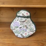 丈夫なキルティング生地で作られたEmma Bridgewaterデザインのティーコージー。 現在は生産終了されている貴重な品です。 ２CUPサイズのティーポットにちょうど良いサイズです。