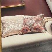 イタリアの繊維産業の中心地コモ湖で作られた、世界最高級品質のリネン、ベルベット、コットンを使いプリントされたテキスタイルは、まるで宝飾品のような美しさと手触りです。