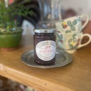 定番のストロベリー&シャンパンジャム。 ストロベリー＆シャンパンジャムは、いちごにシャンパンを加えた贅沢なジャム。 イチゴのおいしさを一層引き立てたジャムになっています。