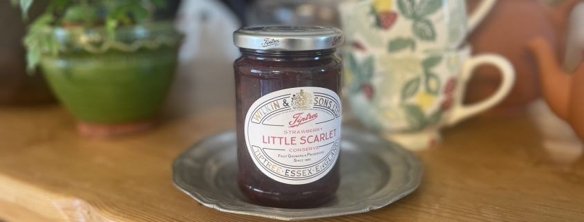 定番のストロベリー&シャンパンジャム。 ストロベリー&シャンパンジャムは、いちごにシャンパンを加えた贅沢なジャム。 イチゴのおいしさを一層引き立てたジャムになっています。