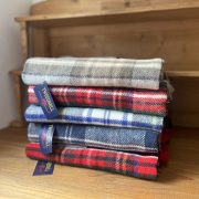 ウール100％のブランケットは本当に暖か。 インテリアにもなるので一枚あるとお部屋のイメージも暖かくなります。 オフィスに置いておくのもおすすめ、遠い昔のことになりますが会社員だった時にとっても重宝していました。 好きな柄や素材のものが身の回りにあるとそれだけでリラックスできます。