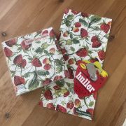 STRAWBERRY HULLERとストロベリー柄のペーパーナプキン