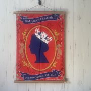 ポスターやバンダナ、ティータオルなどを額装するまでもなく、気軽に飾ることができるマグネット式のポスターハンガーです。 イギリスのクレモアミルという木製品の会社が長く生産しており、ご紹介しておりましたが、入荷すると撮影する前に売り切れてしまいなかなかブログでのご紹介ができませんでした。