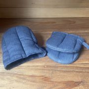 オーブン料理をテーブルに出すときや、両手鍋などを運ぶ時用にはセット使いも。 単品での販売ですが、一つ購入され、すぐにもう一つお求めになるお客様がほとんどです。 深い赤がキッチンのアクセントに。 お料理好きな方へのプレゼントにもおすすめです。 リネンオーブンミトン　各¥2500+税（税込￥2750） Made in Lithuania