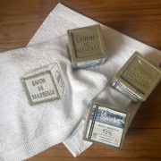 LA CORVETTE サボン・ド・マルセイユ と刺繍ハンドタオル