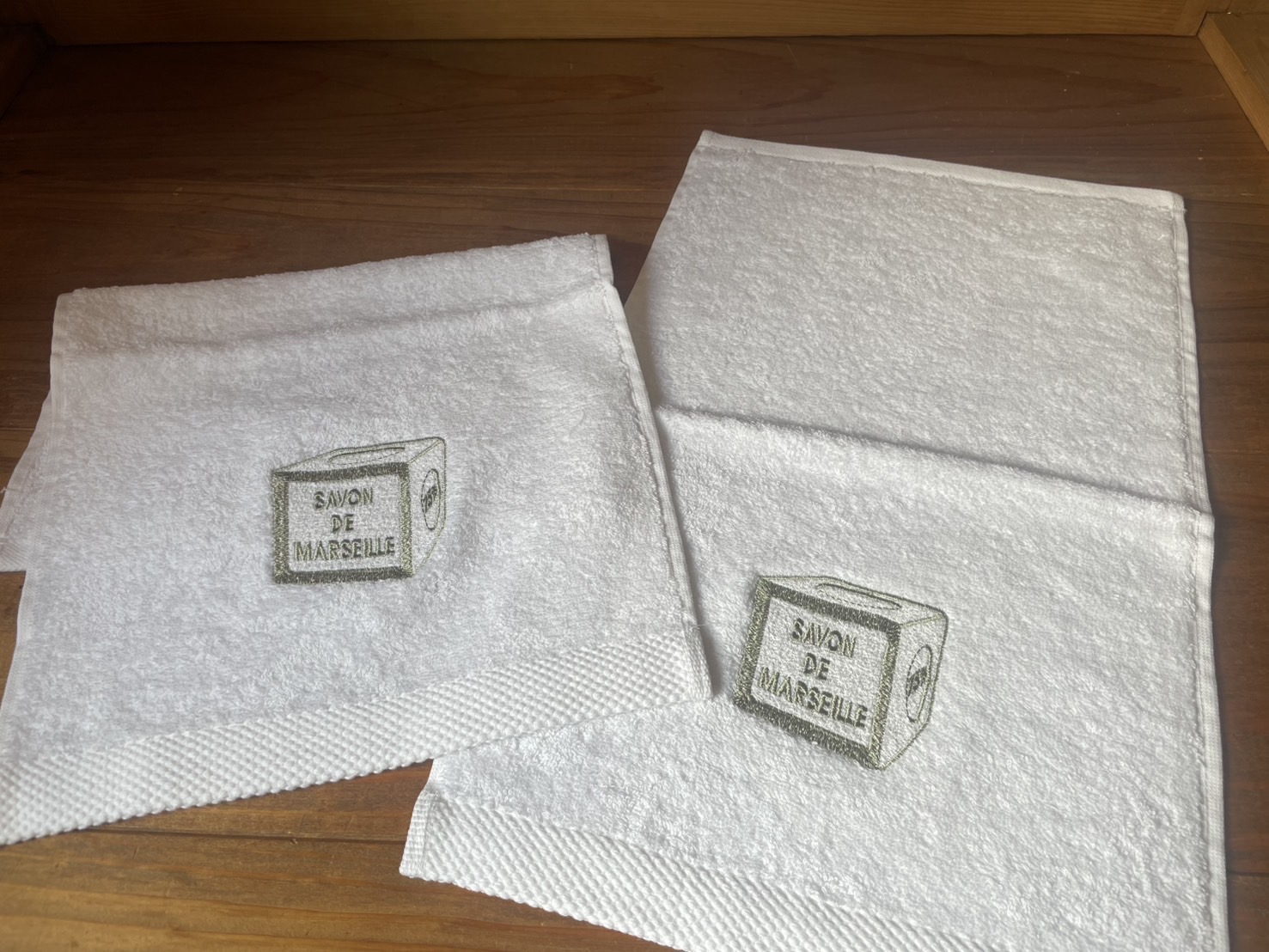LA CORVETTE サボン・ド・マルセイユ と刺繍ハンドタオル