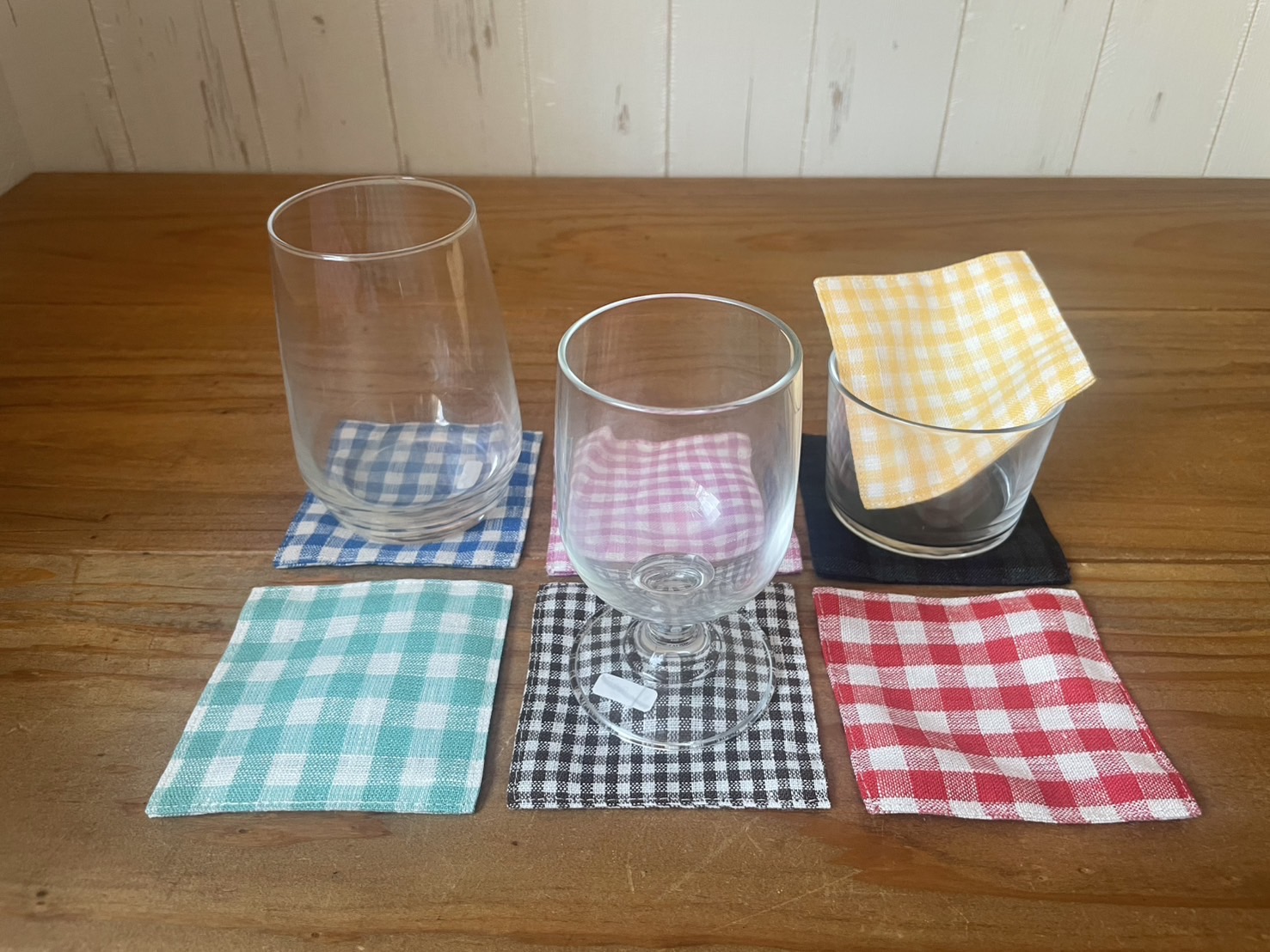 夏のグラスとリネンコースター