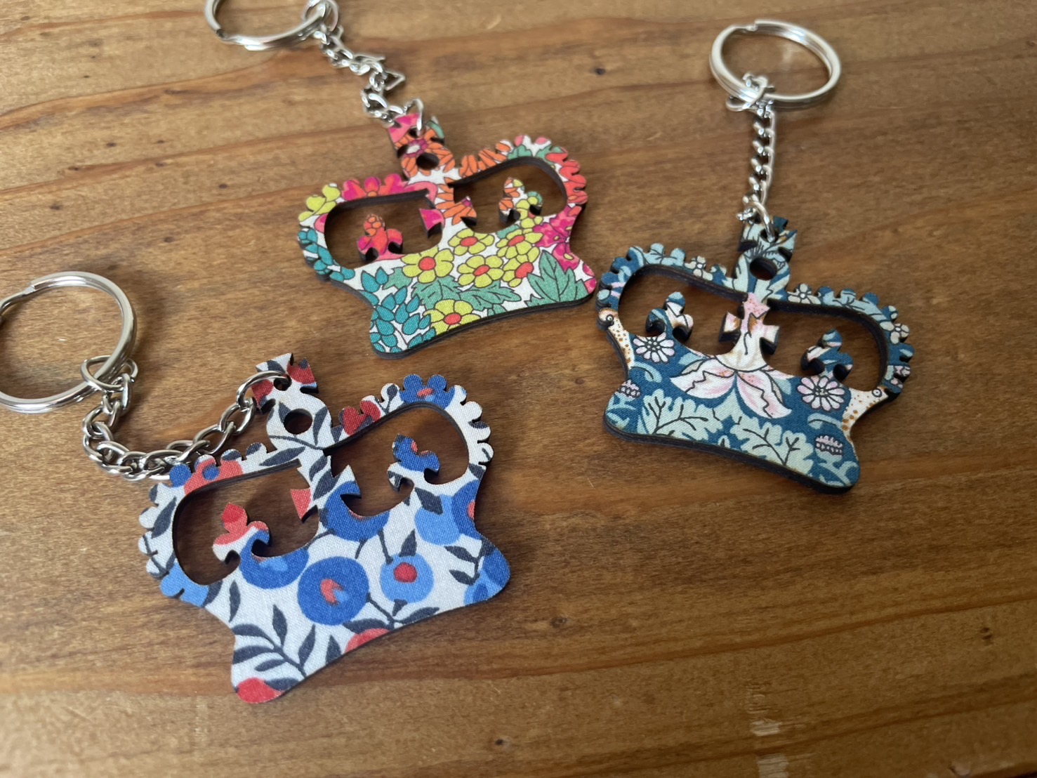 ARTCUTS 王冠の木製ブローチとキーリング