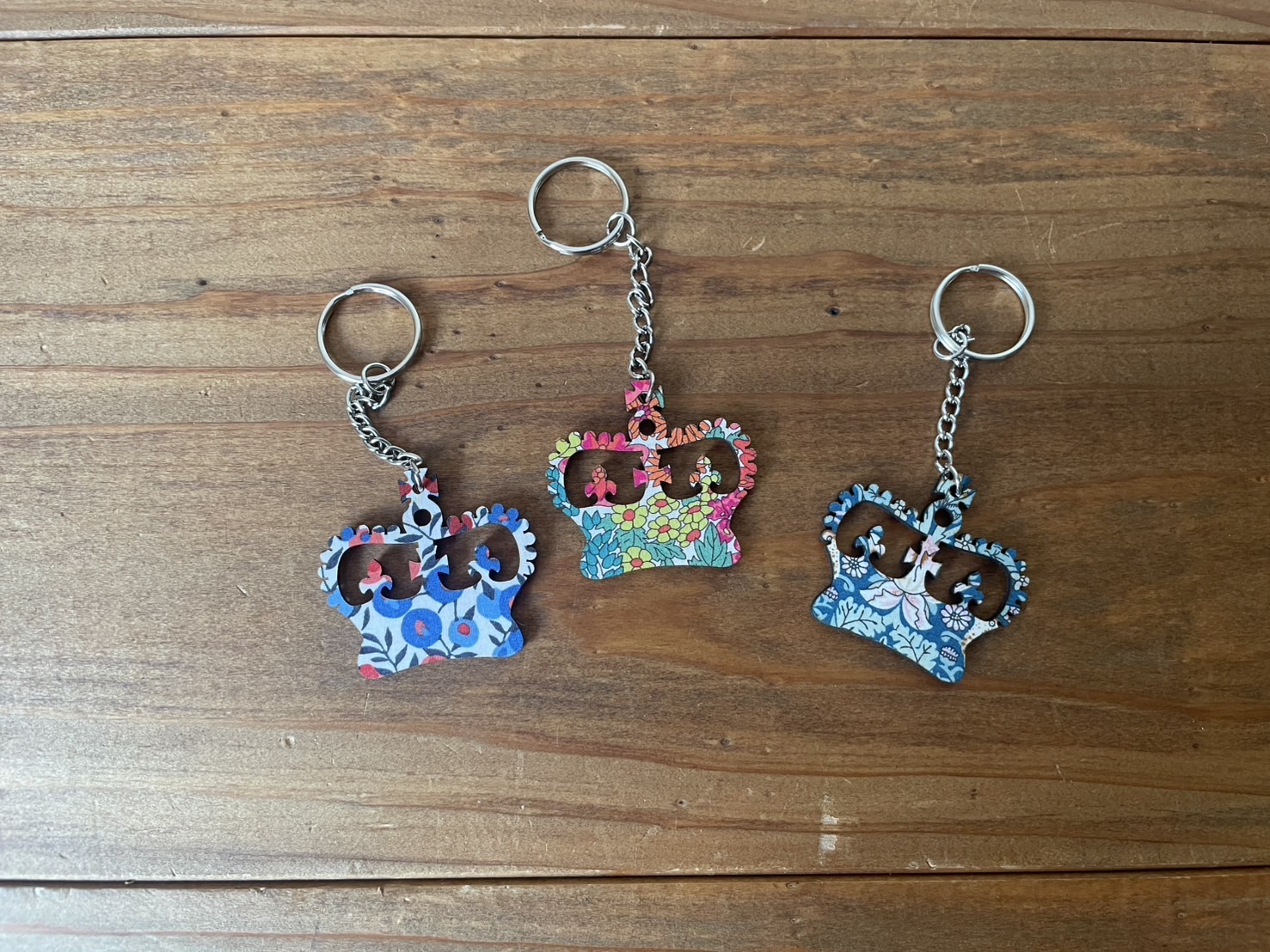 ARTCUTS 王冠の木製ブローチとキーリング