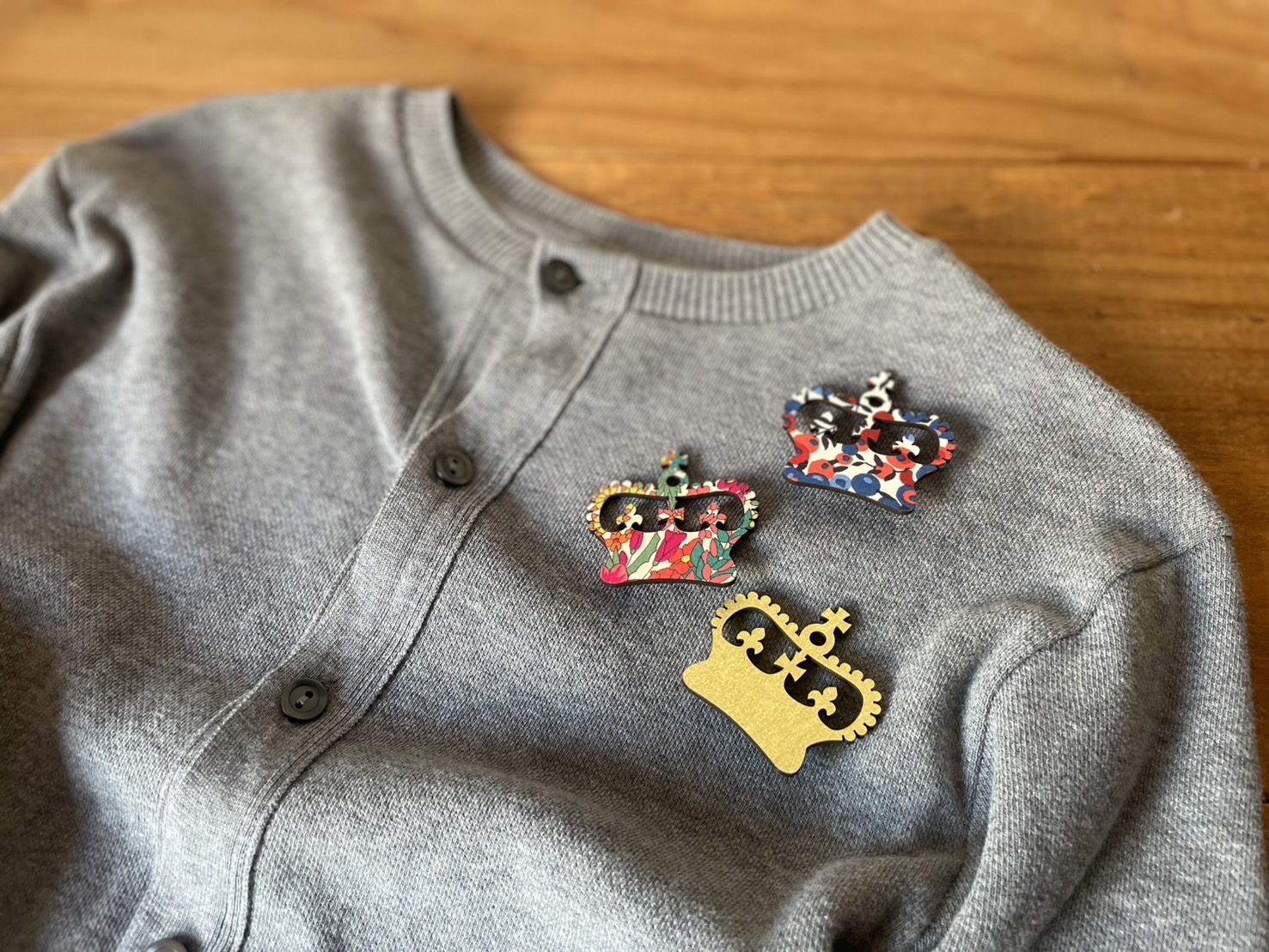 ARTCUTS 王冠の木製ブローチとキーリング