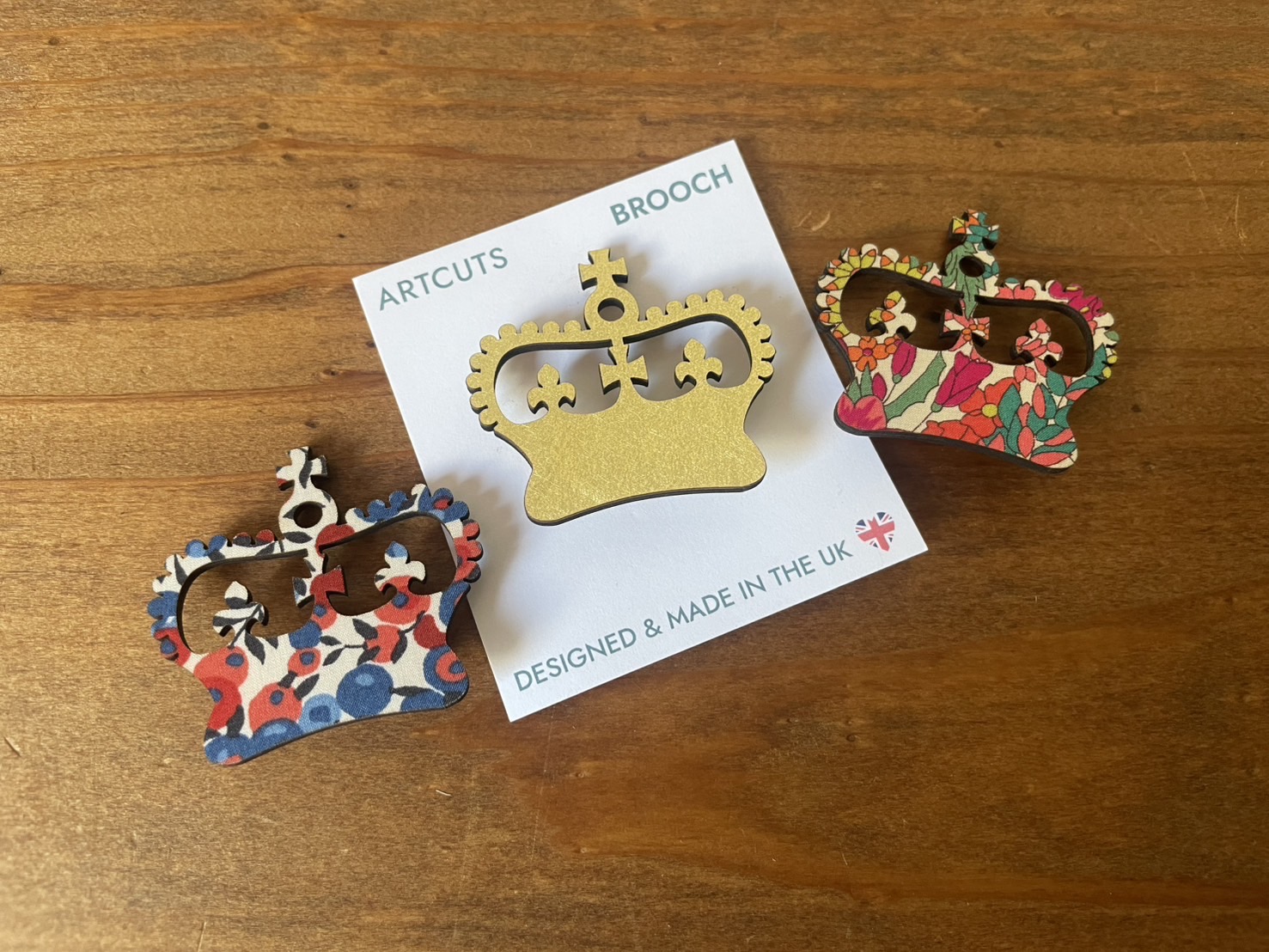 ARTCUTS 王冠の木製ブローチとキーリング