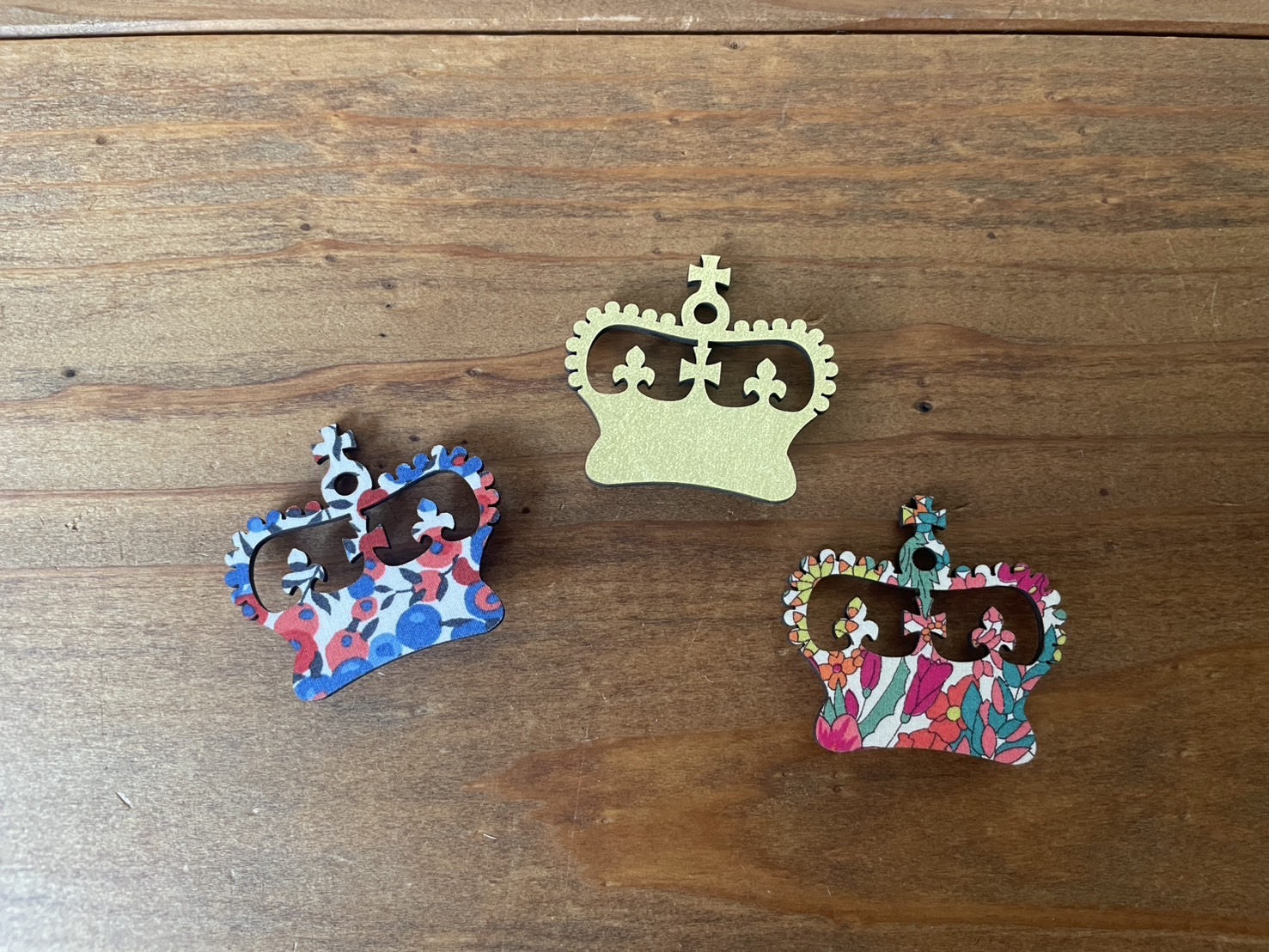 ARTCUTS 王冠の木製ブローチとキーリング