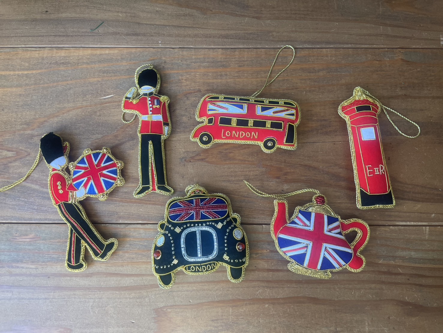 イギリスの刺繍オーナメント