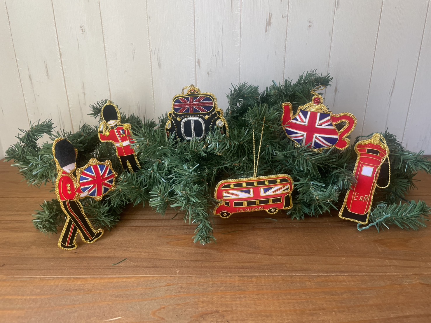 イギリスの刺繍オーナメント