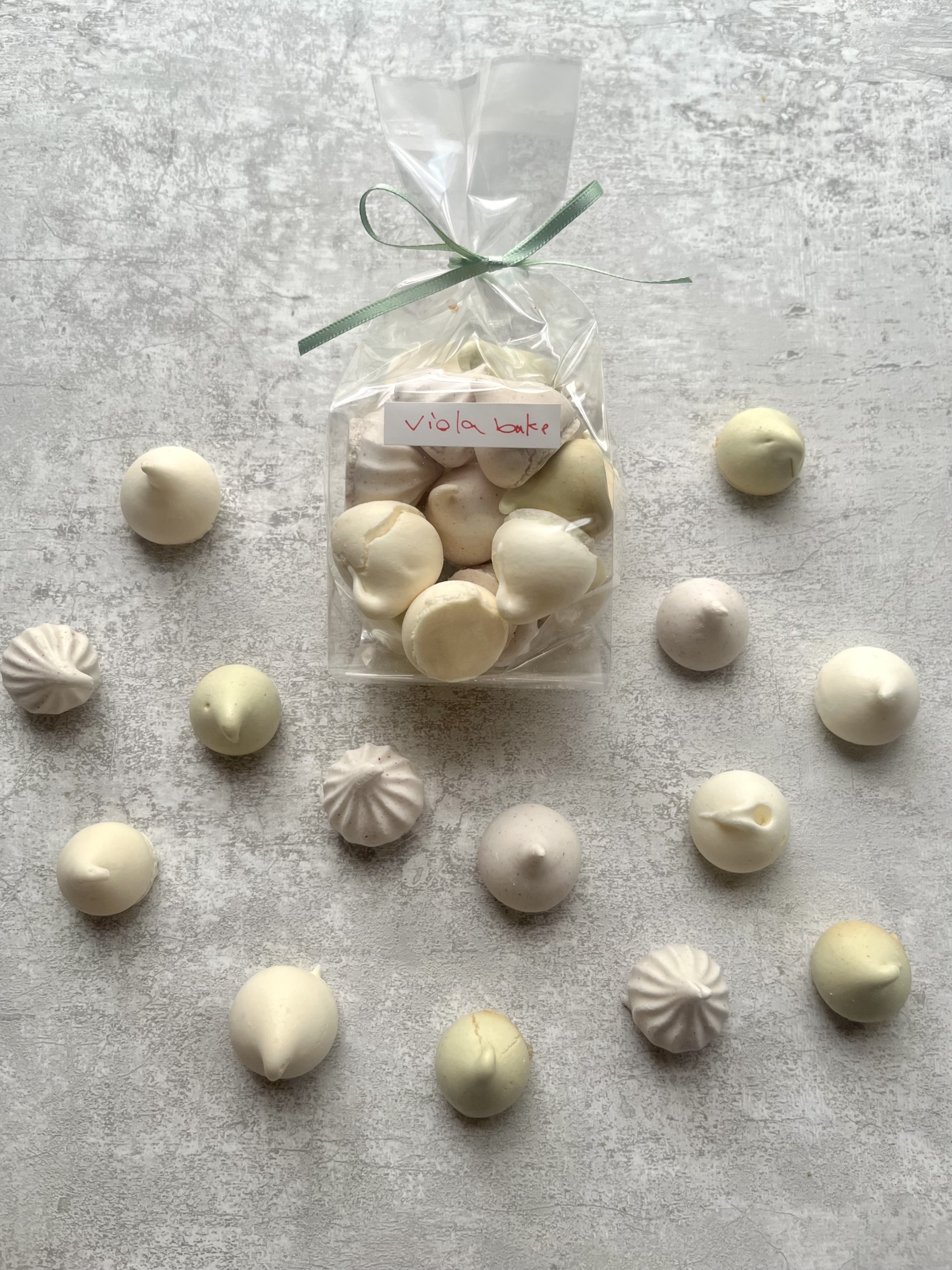 毎回大好評いただいております、viola bake 2月のPOP UP 2月13日金曜日 14日土曜日 12時より開催いたします。 バレンタインデーが間近なので前回も好評いただいた、ソルティチョコビスケットもご用意してくださることになりました。 また、プレーンスコーンとダフォディルフーズのクロテッドクリームもご用意いたします。 Viola bakeさんのプレーンスコーンはふんわりと優しい美味しさ。 今回のメレンゲは、プレーン&ラズベリー&抹茶の3色。 ひなまつりのお菓子にもおすすめです。 それぞれのお菓子はご予約承りますので、お気軽にお問い合わせください。 2月13日/14日ラインナップ ブラウニー チェリーアーモンドパウンド プレーン&ラズベリー&抹茶のメレンゲ ソルティチョコビスケット ショートブレッド ストロベリーシャンパンジャムサンドクッキー チェダーチーズクッキー(袋入り) プレーンスコーン Daffodil Foodsクロテッドクリーム(冷蔵賞味期限5日間) 無くなり次第終了です。 諸事情によりラインナップ変更になることもございます。 店頭でお買い上げのお客様には、紅茶などと組み合わせてギフトラッピングも無料でいたします。 バレンタインギフトにもいかがでしょうか。 皆様のご来店を心よりお待ちしております。