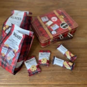 Walkers スーツケース缶入りショートブレッド