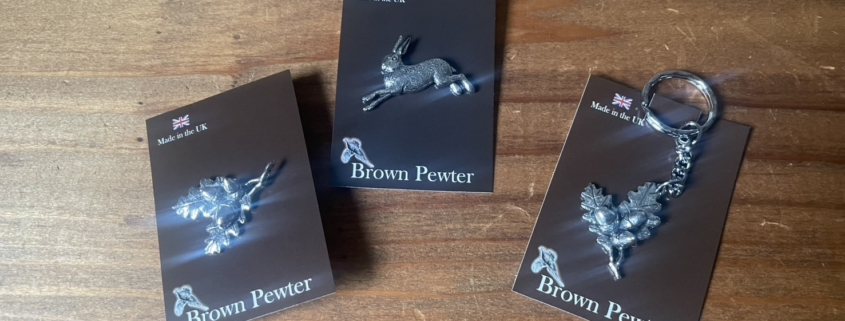 Brown Pewter ピューターのピンブローチとキーホルダー