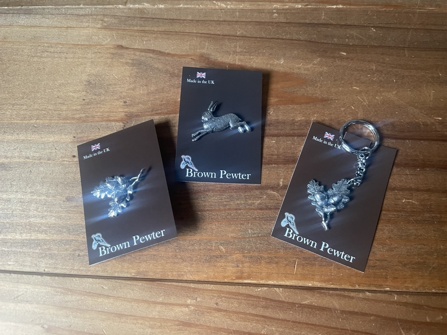 Brown Pewter ピューターのピンブローチとキーホルダー